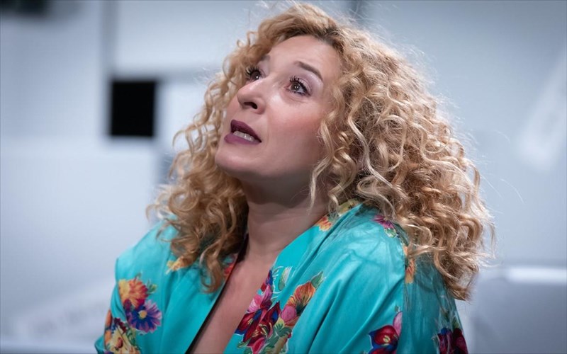 to-uperoxo-mou-diazugio-metakomizei-sto-theatro-mikro-xorn