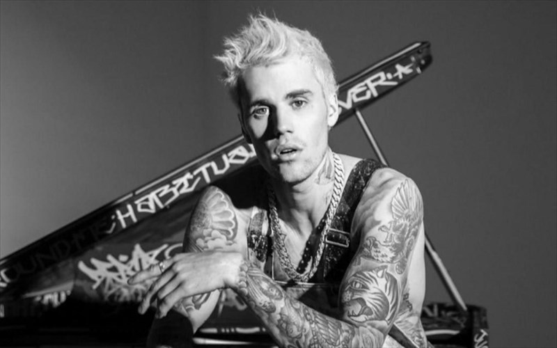 prosexos-single-almpoum-periodeia-kai-ntokimanter-apo-ton-Justin-bieber