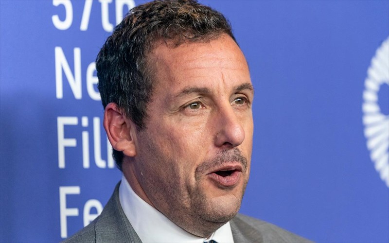 o-adam-sandler-koita-pros-ta-oskar-kai-apanta-stous-epikrites-tou