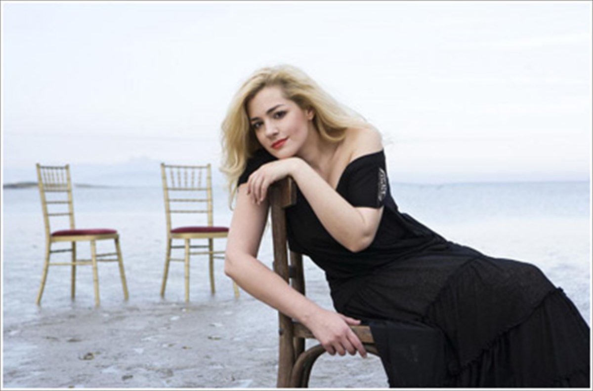 h-natassa-mpofiliou-me-eisitiria-dipla-stin-patra