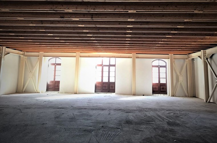 ena-neo-theatro-lousmeno-sto-fos-gennietai-sto-kentro-tis-patras-me-thea-ti-thalassa