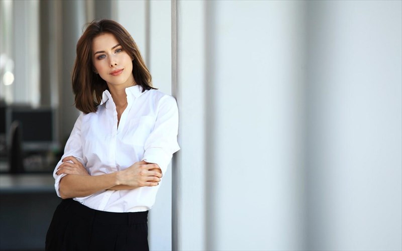 ta-mustika-gia-ena-epituximeno-makeup-se-sunenteuksi-ergasias