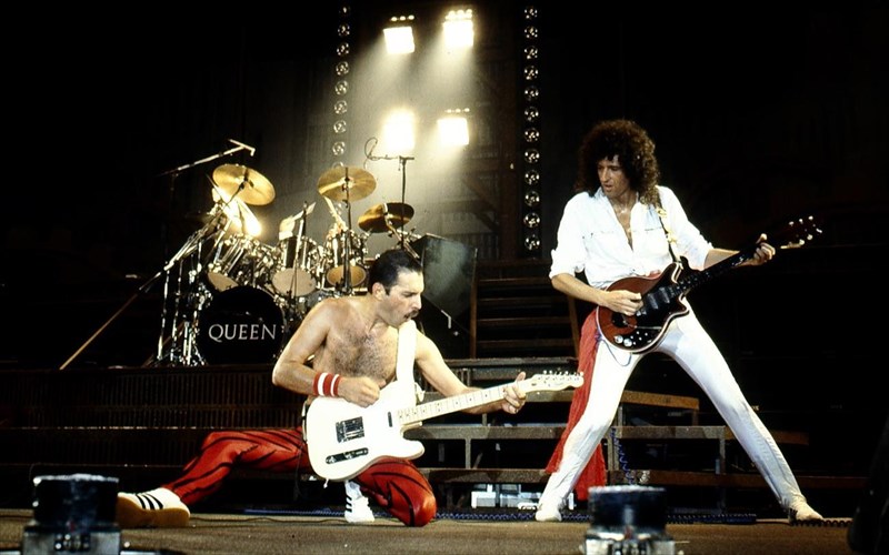 oi-queen-stin-bretaniki-lira