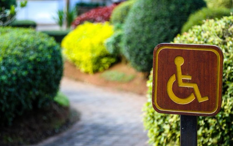 poies-poleis-tis-europis-einai-filikes-pros-atoma-me-anapiria