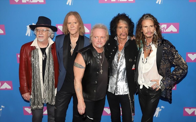 emfulios-polemos-stous-aerosmith-me-aformi-ta-grammy