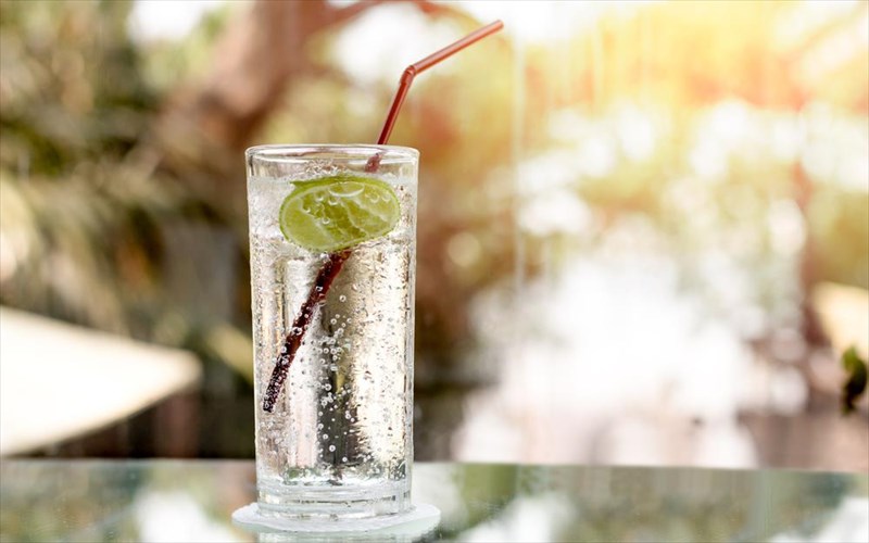 giati-oi-millenials-protimoun-ta-seltzer