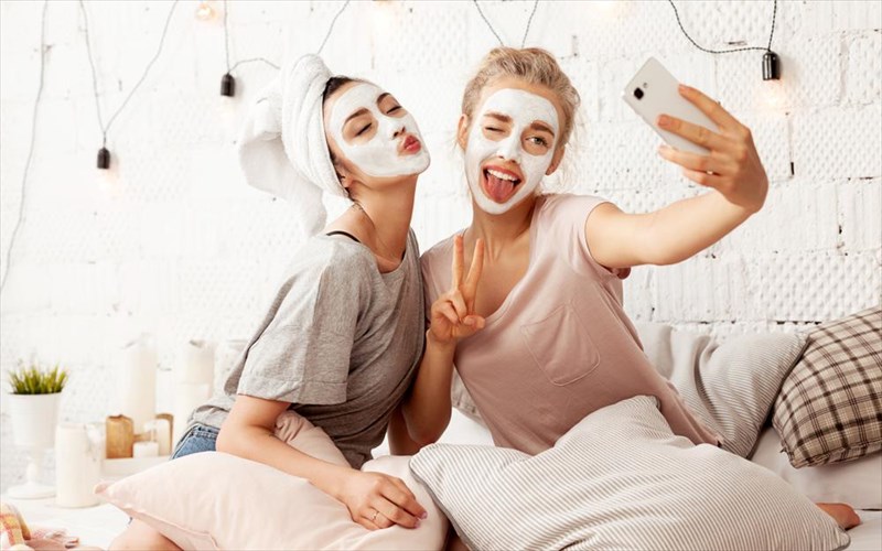 poia-einai-i-maska-pou-tairiazei-apoluta-sto-prosopo-sas-maska-pou-tairiazei-apoluta-sto-prosopo-sas