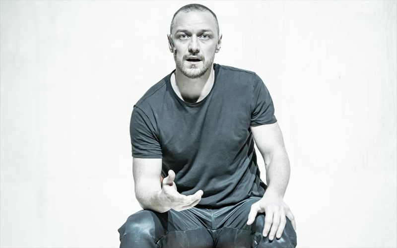 surano-nte-mperzerak-me-ton-James-mcavoy-zontana-sto-megaro