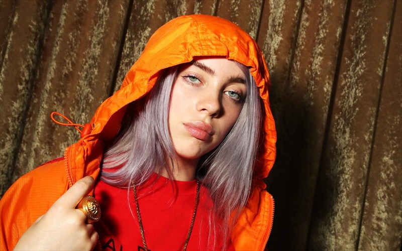 i-billie-eilish-protima-na-ixografei-sto-spiti-para-sto-stountio