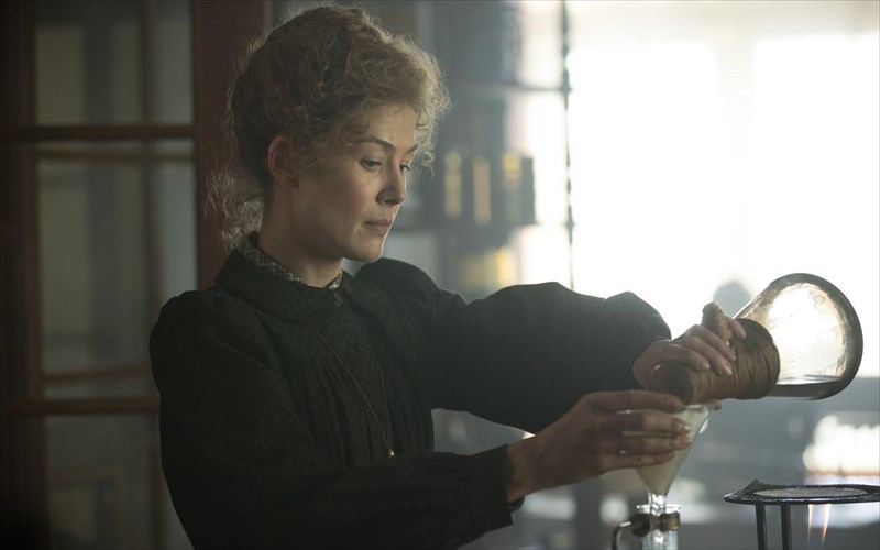 i-rosamund-pike-einai-i-marie-curie-tis-megalis-othonis-marie-curie-tis-megalis-othonis