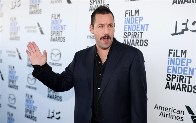 apolaustikos-kai-kaustikos-o-adam-sandler-sta-film-independent-spirit-awards-adam-sandler-sta-film-independent-spirit-awards