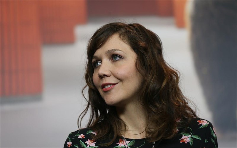 i-maggie-gyllenhaal-tha-proseggisei-tin-mitrotita-apo-tin-karekla-tou-skinotheti