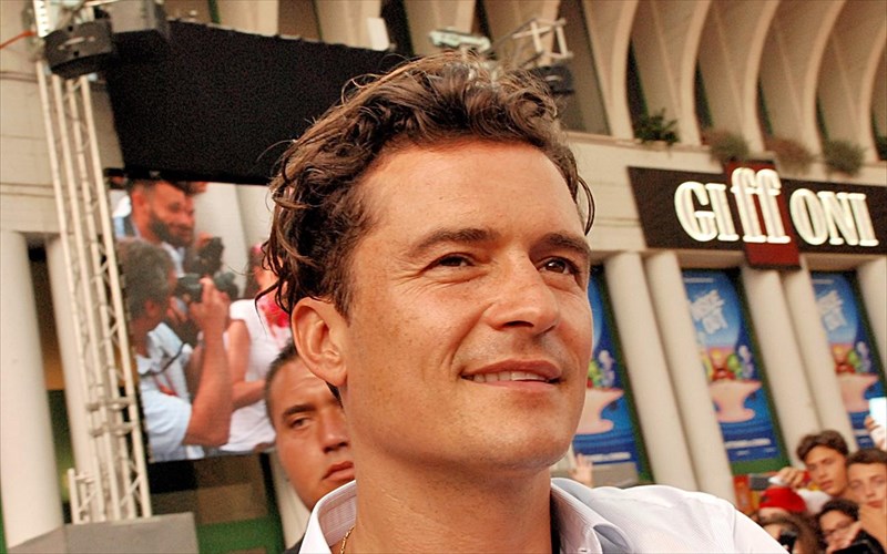 anorthografo-tatouaz-afierosi-tou-orlando-bloom-ston-gio-tou