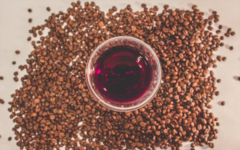 giati-kapoia-krasia-exoun-aroma-kafe