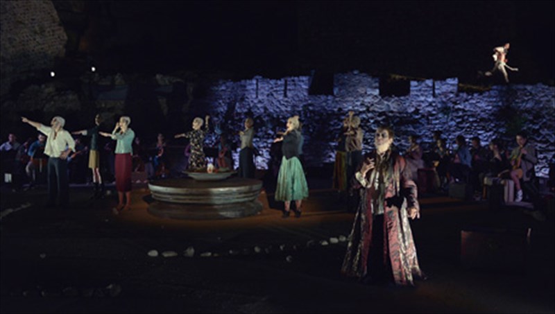 troades-meta-mousikis