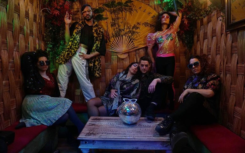 otan-xoreuoun-oi-go-go-dancers-tis-elenas-pegka