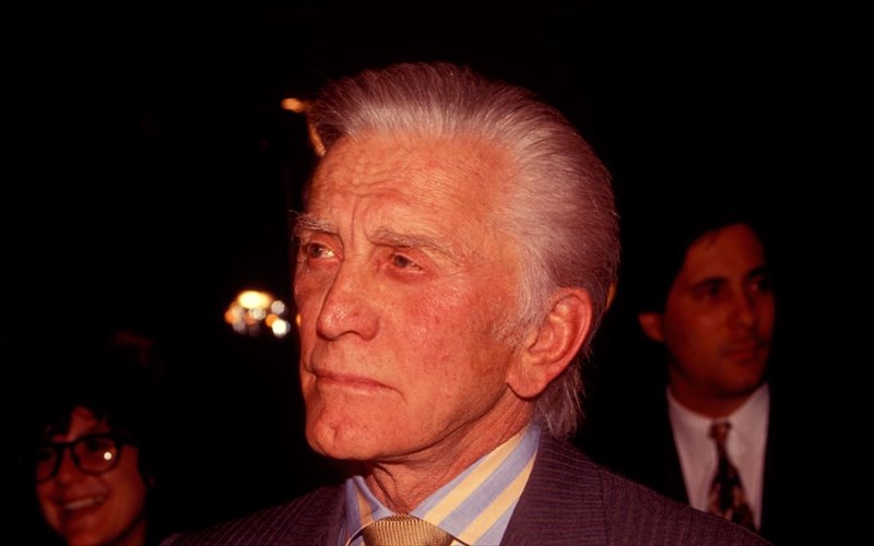 o-kirk-douglas-afise-to-megalutero-meros-tis-periousias-tou-se-filanthropikous-skopous