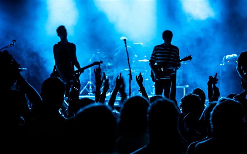 apo-to-2021-tha-apaiteitai-biza-gia-periodeies-stin-megali-bretania