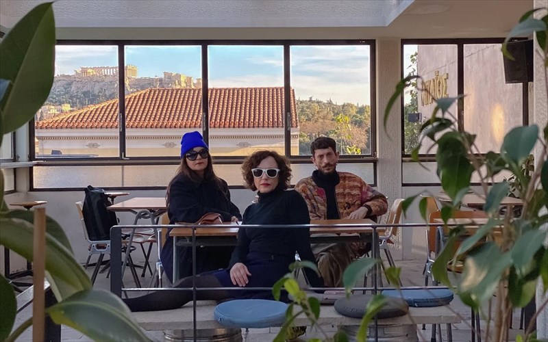 i-agia-triada-mia-parastasi-aformi-ti-zoi-kai-to-ergo-tou-kosta-taxtsi