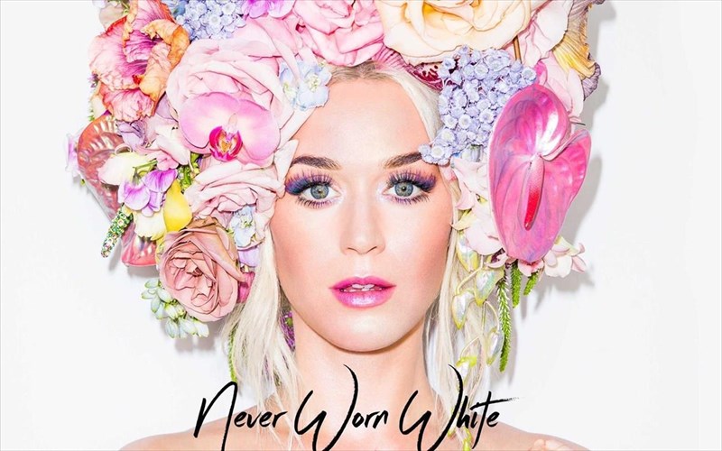 i-katy-perry-anakoinose-tin-egkumosuni-tis-me-ena-neo-binteoklip