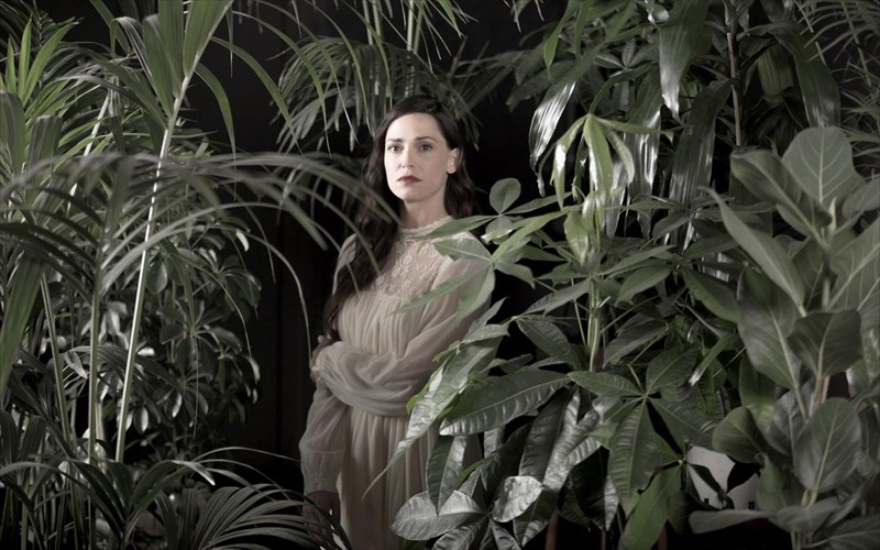 i-mairi-mina-oneireuetai-ena-spiti-me-kipo