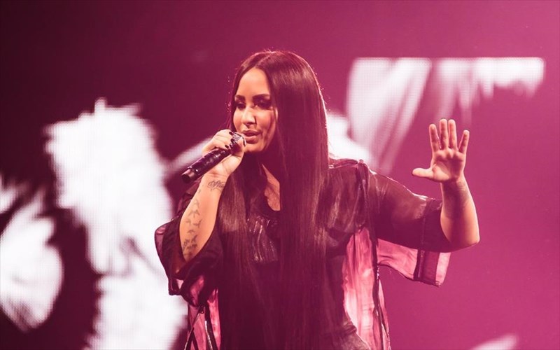 i-demi-lovato-epestrepse-ananeomeni-kai-pio-lamperi-apo-pote