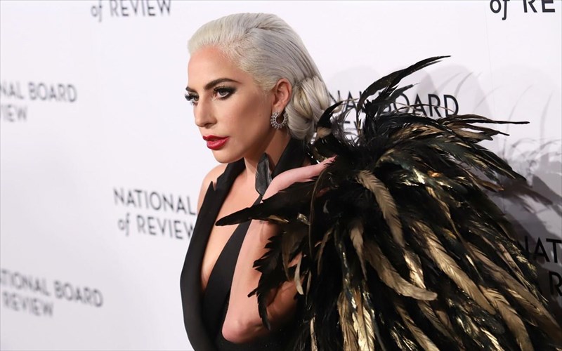 neo-anthologio-apo-tin-lady-gaga-gia-tin-metasximatiki-dunami-tis-kalosunis