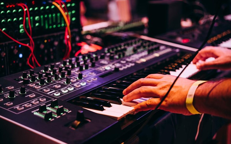 korg-kai-moog-dinoun-dorean-synthesizers-os-antidoto-stin-karantina
