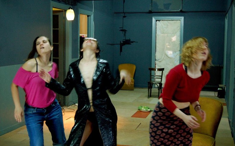 oi-kotes-kai-oi-psulloi-tis-omadas-nova-melancholia-kukloforoun-online