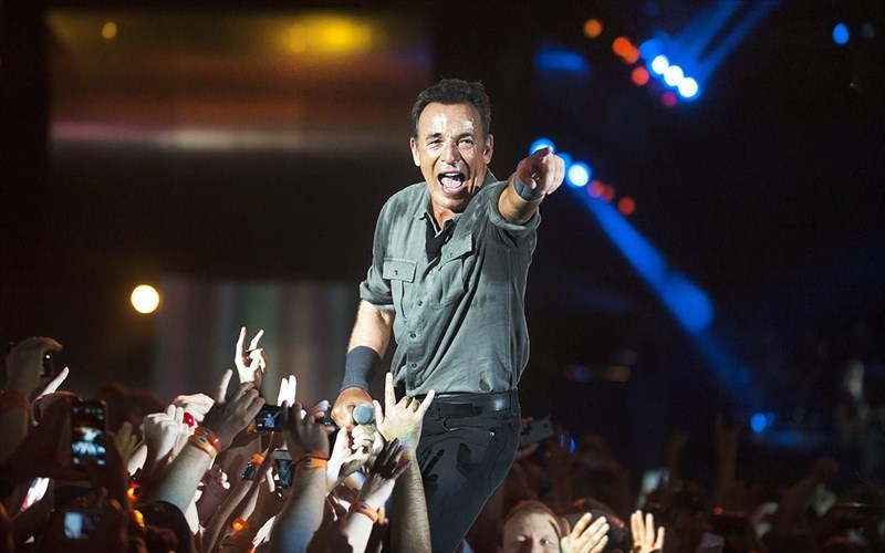 deite-ton-bruce-springsteen-na-rokarei-sto-xaint-park