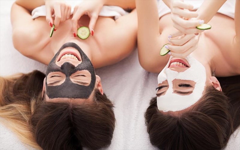 menete-spiti-i-kaluteri-eukairia-gia-maska-omorfias