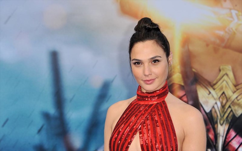 i-gal-gadot-kai-oi-filoi-tis-diaskeuazoun-to-imagine-kai-ta-social-media-diaskedazoun