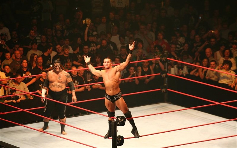 o-david-lunch-sunanta-ton-allokoto-kosmo-tis-palis-kats-en-meso-karantinas