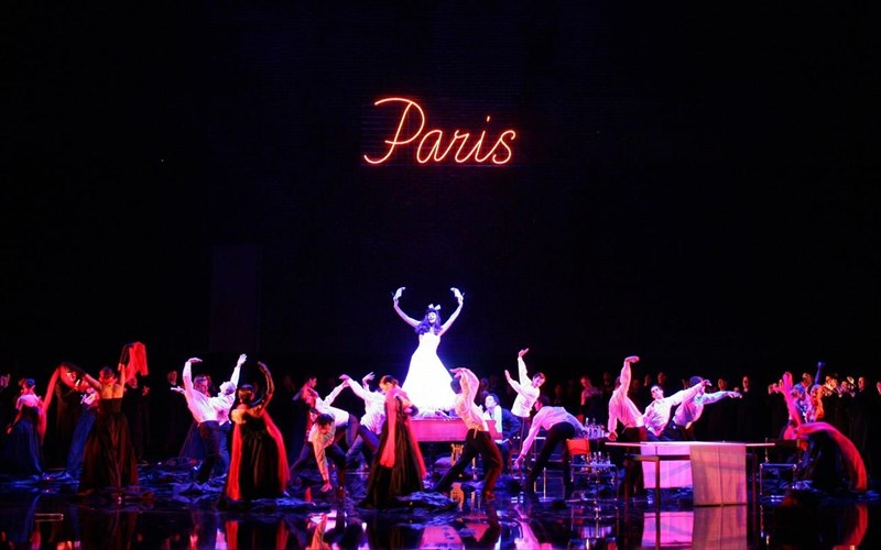 menoume-spiti-blepoume-megaro