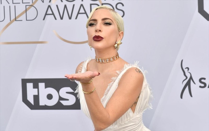 one-world-i-lady-gaga-kai-diasimoi-mousikoi-se-ena-terastio-sunauliako-gegonos-gia-ton-poy