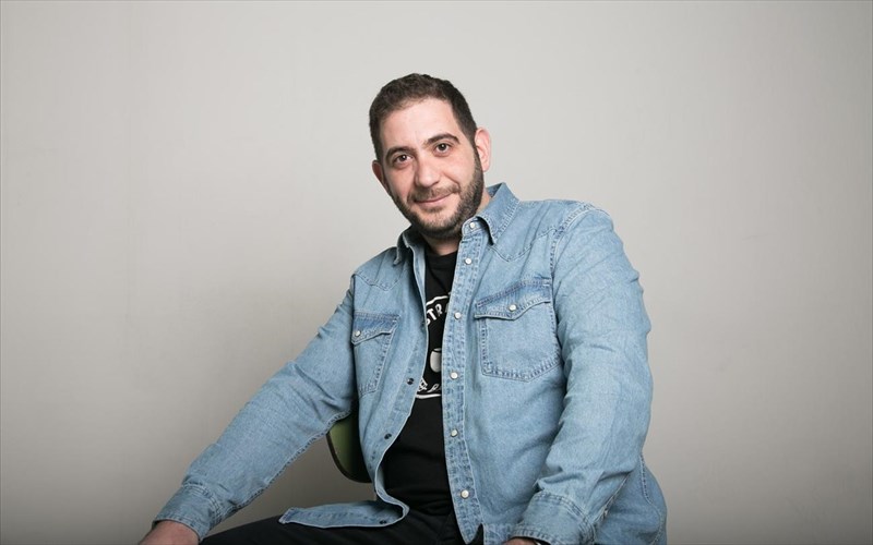 o-thanasis-zeritis-oneireuetai-thalasses-kai-asfuktika-gemata-tsipouradika