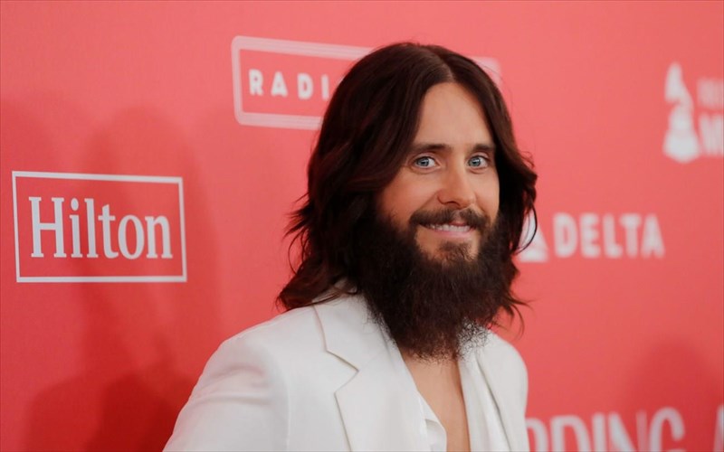 o-Jared-leto-kai-ena-mplouzaki-empneusmeno-apo-ton-kosmo-tou-star-wars