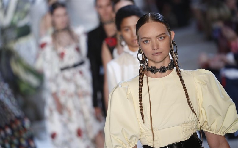 o-alexander-mcqueen-ftiaxnei-to-soundtrack-gia-mia-pasarela-sto-spiti