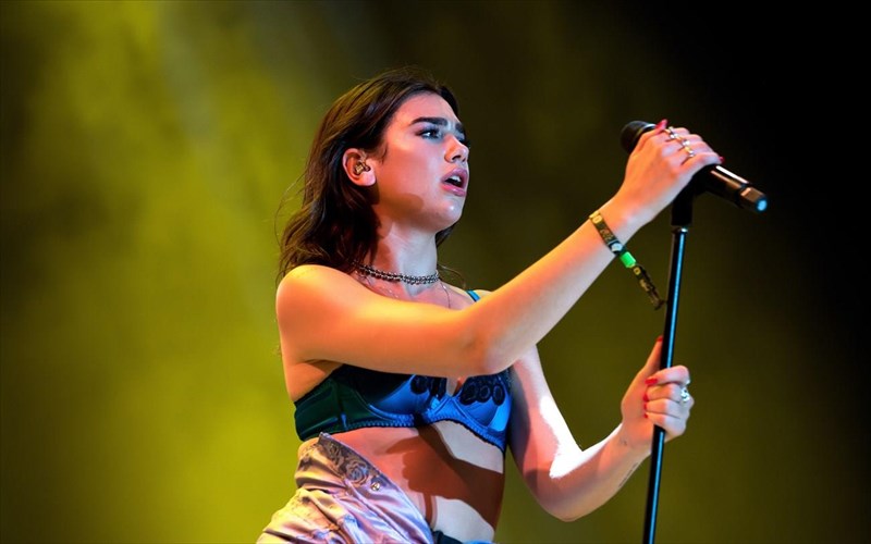 i-dua-lipa-eksigei-giati-ta-social-media-anthugieina