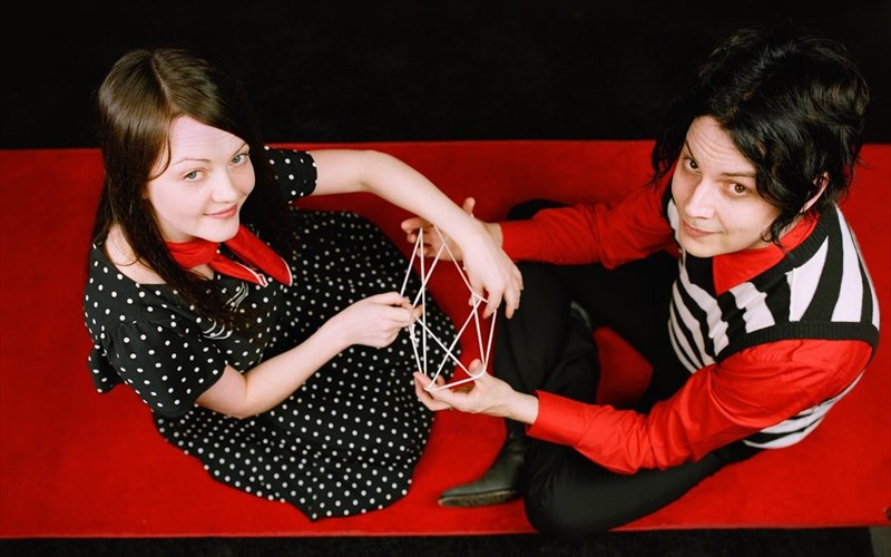 otan-oi-white-stripes-katektisan-tin-skini-tou-coachella