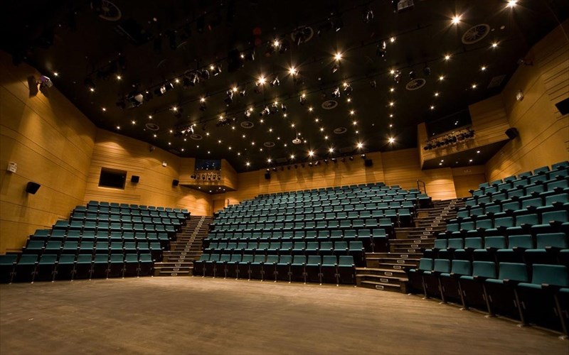 o-tasos-nousias-kai-o-konstantinos-xatzis-kratoun-to-fos-anammeno-sto-idruma-mixalis-kakogiannis-konstantinos-xatzis-kratoun-to-fos-anammeno-sto-idruma-mixalis-kakogiannis