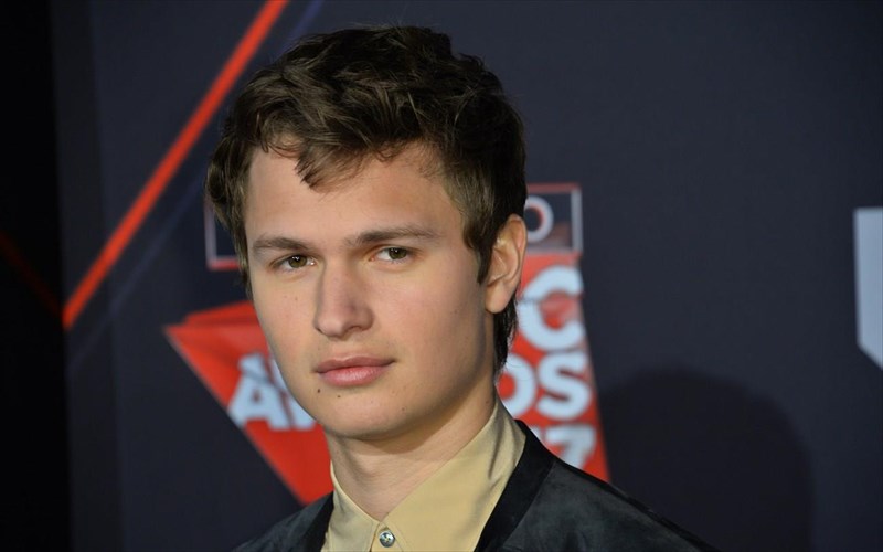 o-ansel-elgort-katapolema-ton-koronoio-me-apokaluptikes-fotografies