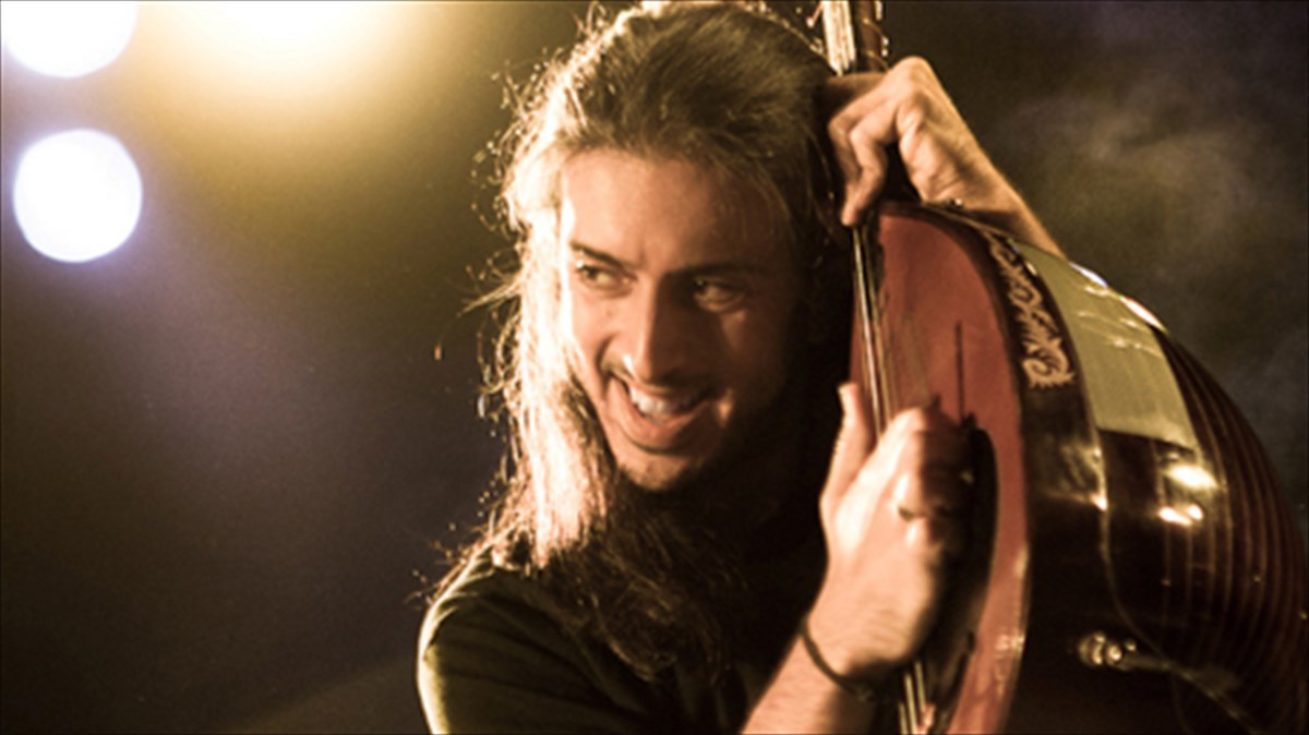 o-giannis-xaroulis-gia-duo-bradia-ston-lukabitto