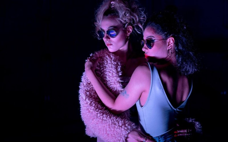 to-neoϋrkeziko-the-tank-theatre-erxetai-stis-othones-mas-meso-tou-theatrou-texnis