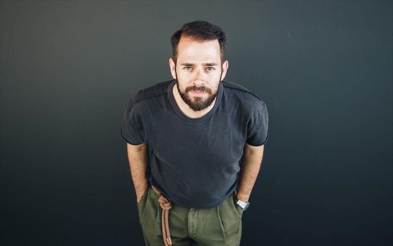 dimitris-mpogdanos-to-menoume-spiti-einaii-pio-eukoli-antistasi-stin-istoria-tis-anthropotitas