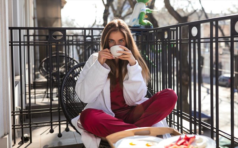 o-koronoios-upoxorei-alla-o-ilios-epitithetai-ilios-epitithetai