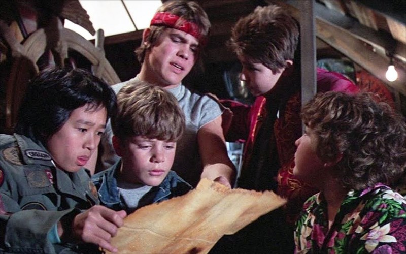 o-steven-spielberg-den-exei-ksexasei-to-goonies-to-sikouel-omos-tha-argisei