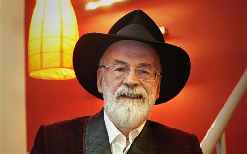 o-satirikos-kai-gematos-fantasia-diskokosmos-tou-terry-pratchett-erxetai-stin-mikri-othoni