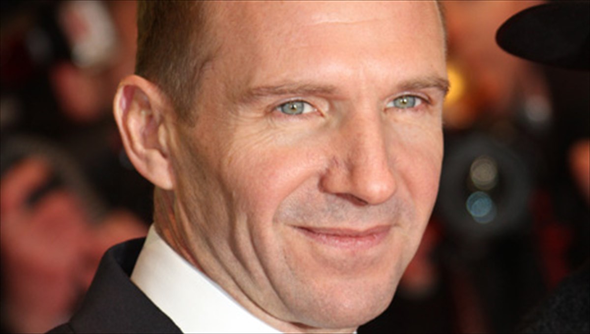 o-ralph-fiennes-gia-tin-agnosti-eromeni-tou-tsarls-ntikens