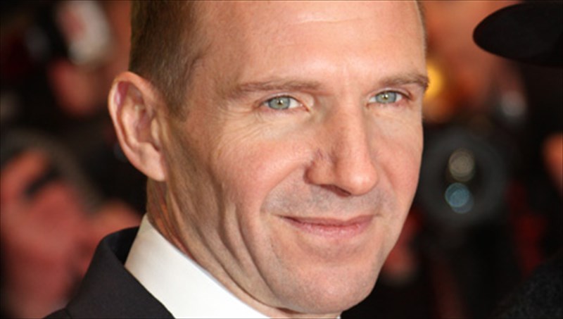 o-ralph-fiennes-gia-tin-agnosti-eromeni-tou-tsarls-ntikens